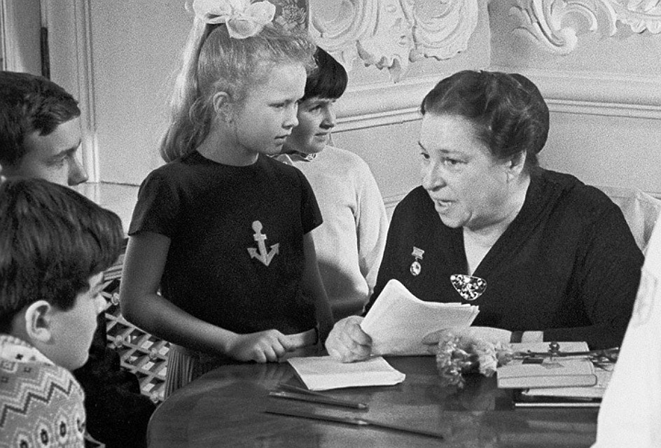 Книжная выставка-викторина  «В стране доброго детства»:  к 120-летию со дня рождения Агнии Львовны Барто